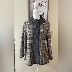 Dreesbarn Women’s Plaid Knit Cardigan Sweater Two Button Closure Size Small.